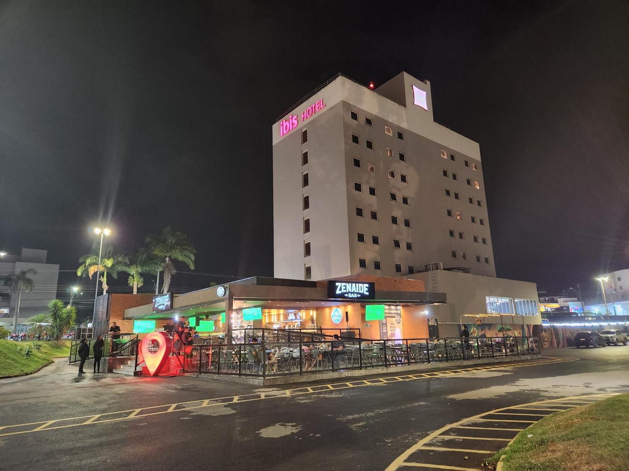 Hotel Ibis Montes Claros Shopping Esterno foto