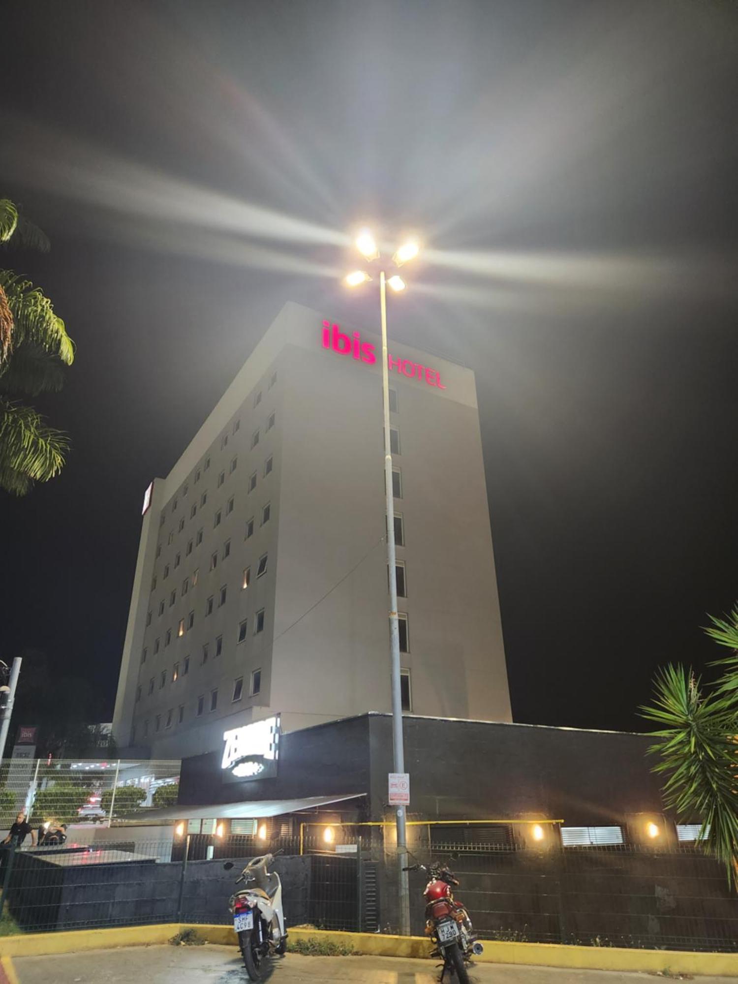 Hotel Ibis Montes Claros Shopping Esterno foto