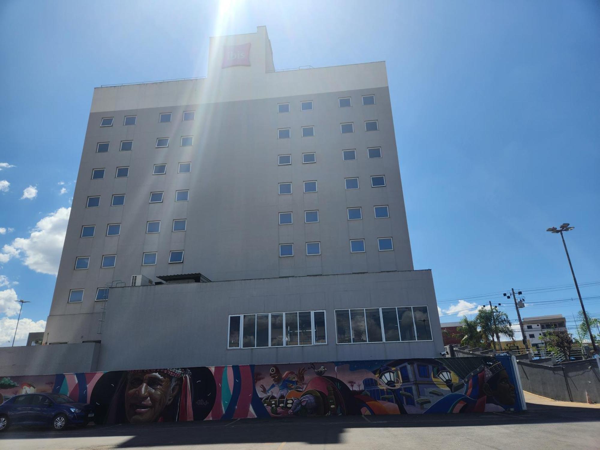 Hotel Ibis Montes Claros Shopping Esterno foto