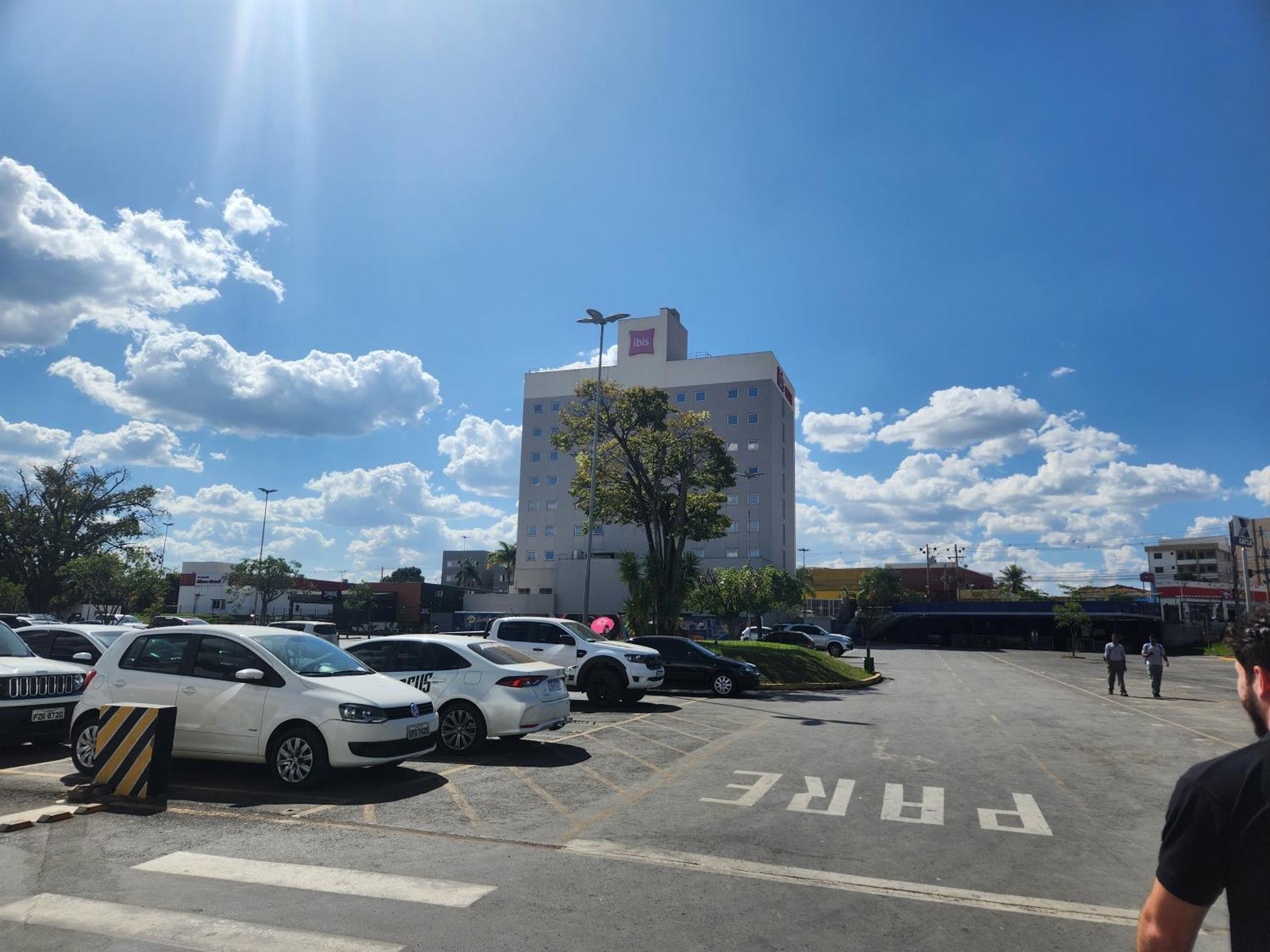Hotel Ibis Montes Claros Shopping Esterno foto